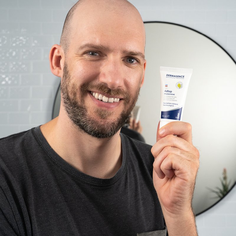 Foto van een man die het product aanbrengt.