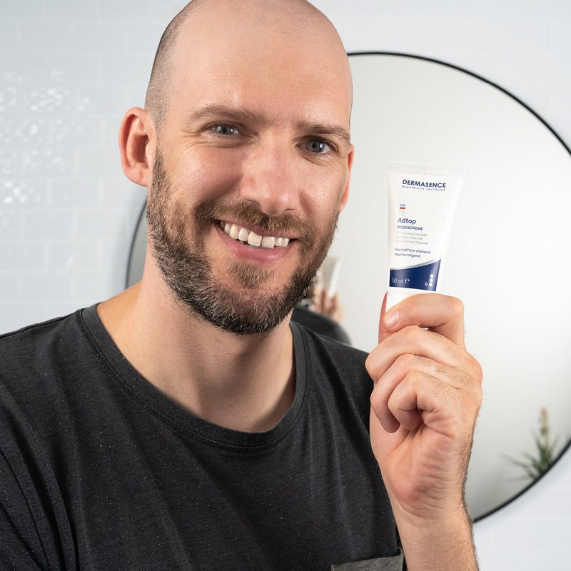 Foto van een man die het product aanbrengt.