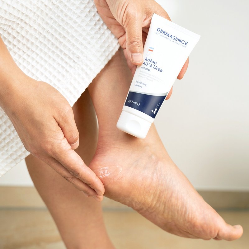 Foto di un piede che mostra la consistenza del prodotto. 