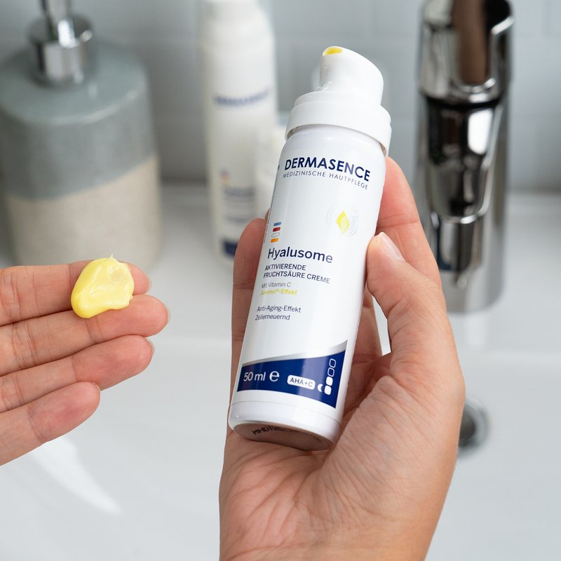 Foto van handen die de textuur van het product laten zien.