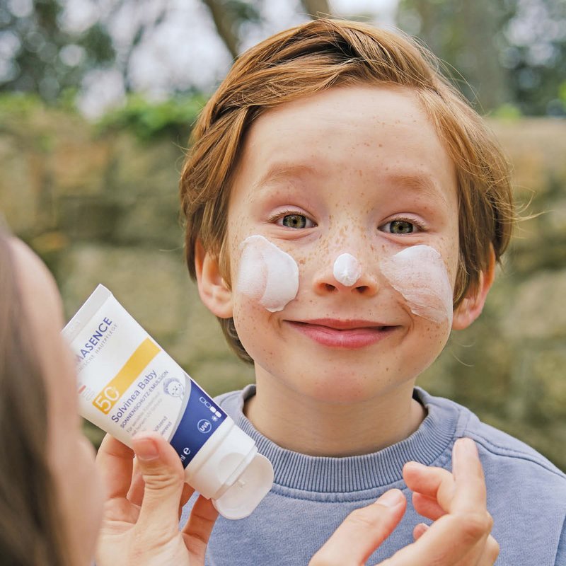 Photo d'un enfant appliquant le produit.