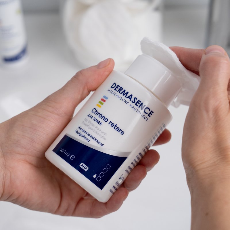 Foto van handen die de textuur van het product laten zien.