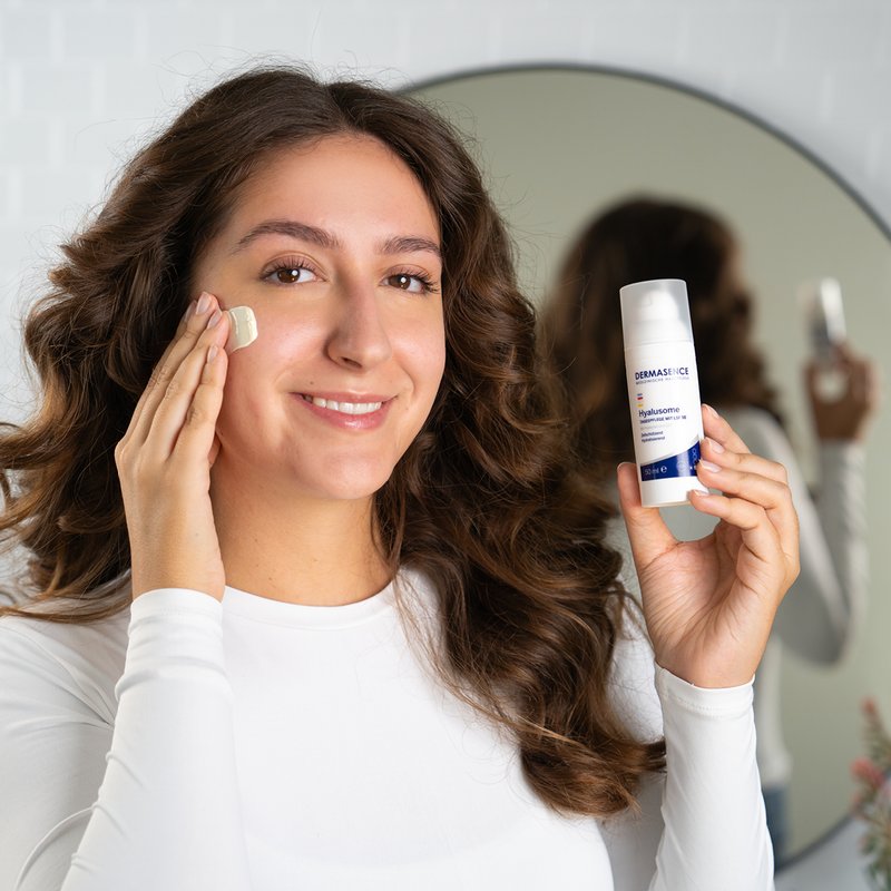 Foto van een vrouw die het product aanbrengt.