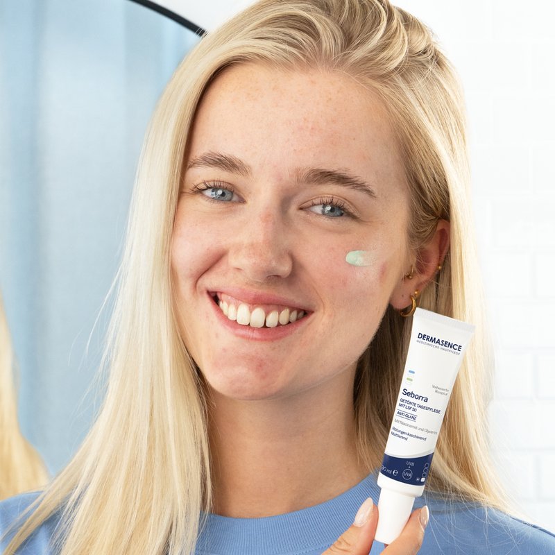 Foto van een vrouw die het product aanbrengt.