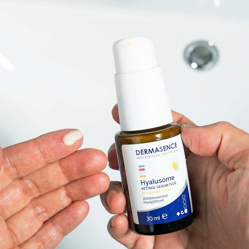 Foto van handen die de textuur van het product laten zien.