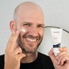 Un homme utilise le produit.