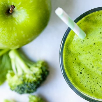 Appel, broccoli en groene shake van bovenaf