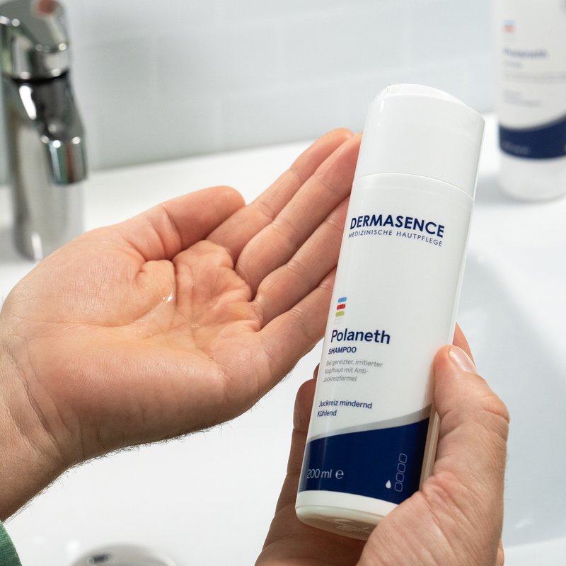 Foto van handen die de textuur van het product laten zien.