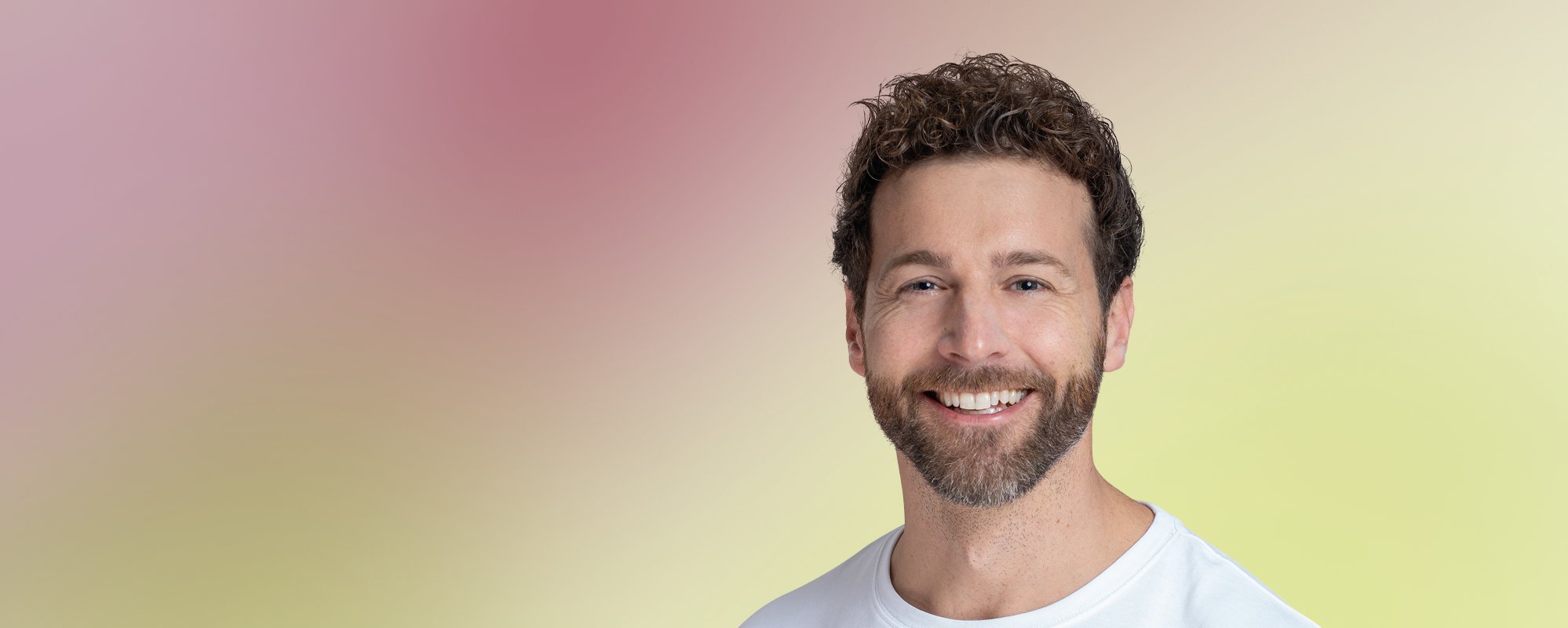 Gezicht van een bebaarde man van middelbare leeftijd die zelfverzekerd kijkt.