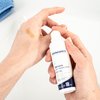 Foto af hænder, der viser produktets tekstur.