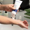 Foto van armen die de textuur van het product laten zien.