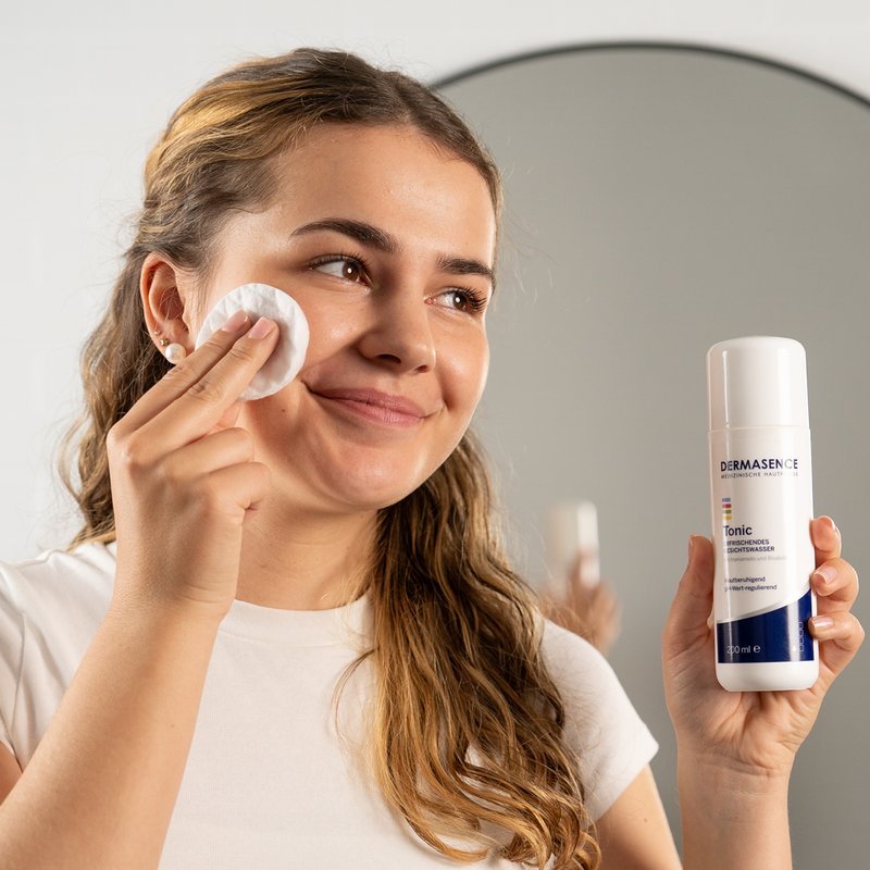 Foto van een vrouw die het product aanbrengt.