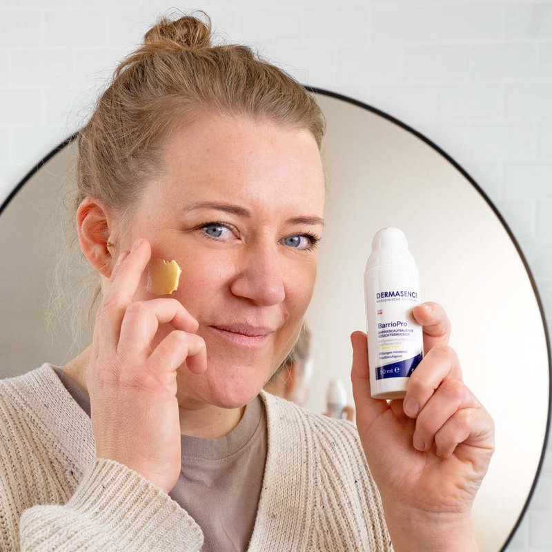 Foto van een vrouw die het product aanbrengt.