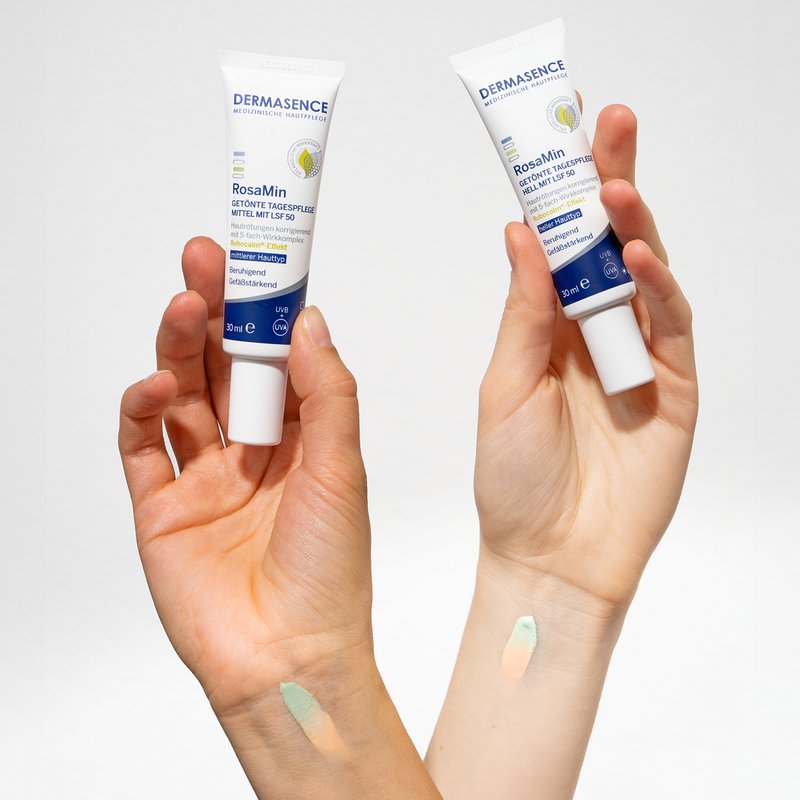 Twee handen houden de RosaMin Tinted Day Creams light en medium vast.