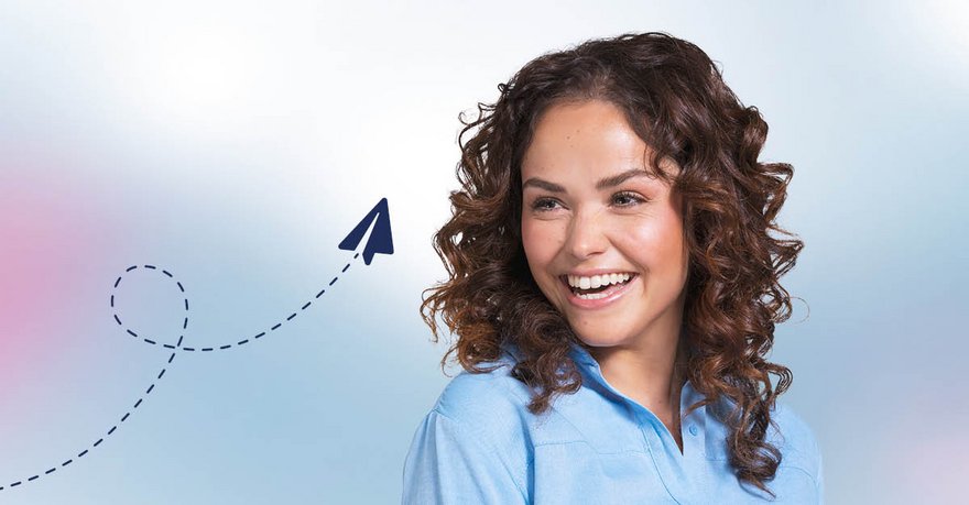 Bruinharige vrouw lacht met een papiervlieger-icoon