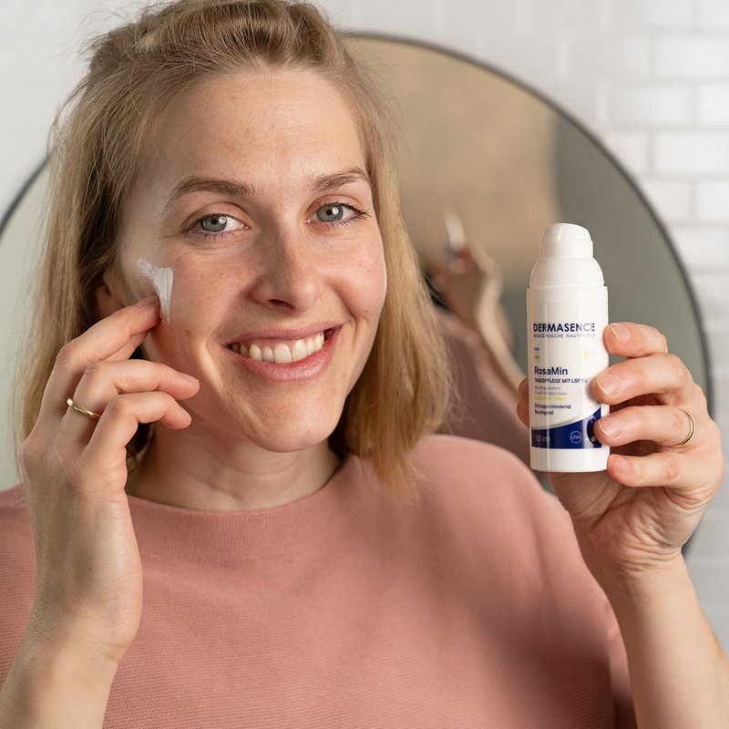 Foto van een vrouw die het product aanbrengt.