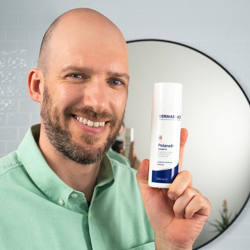 Foto van een man die het product aanbrengt.