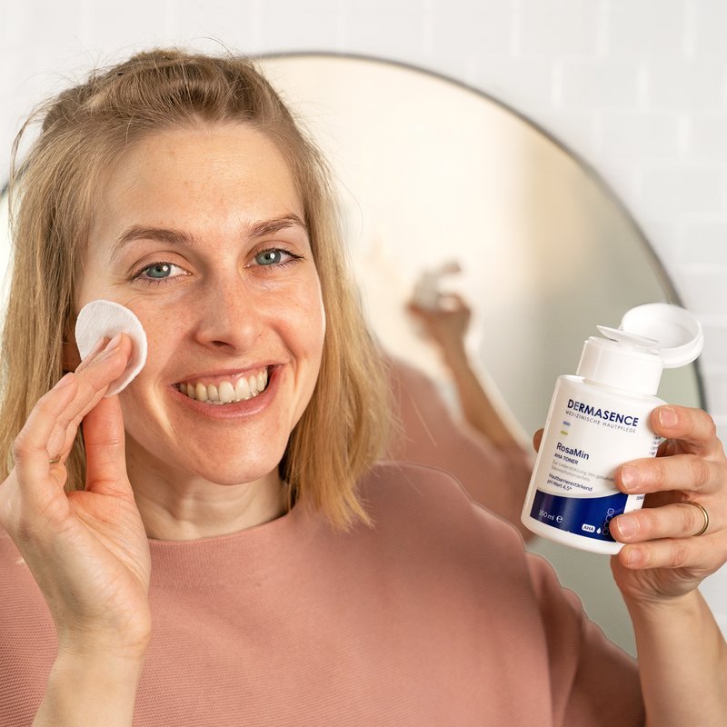 Foto van een vrouw die het product aanbrengt.